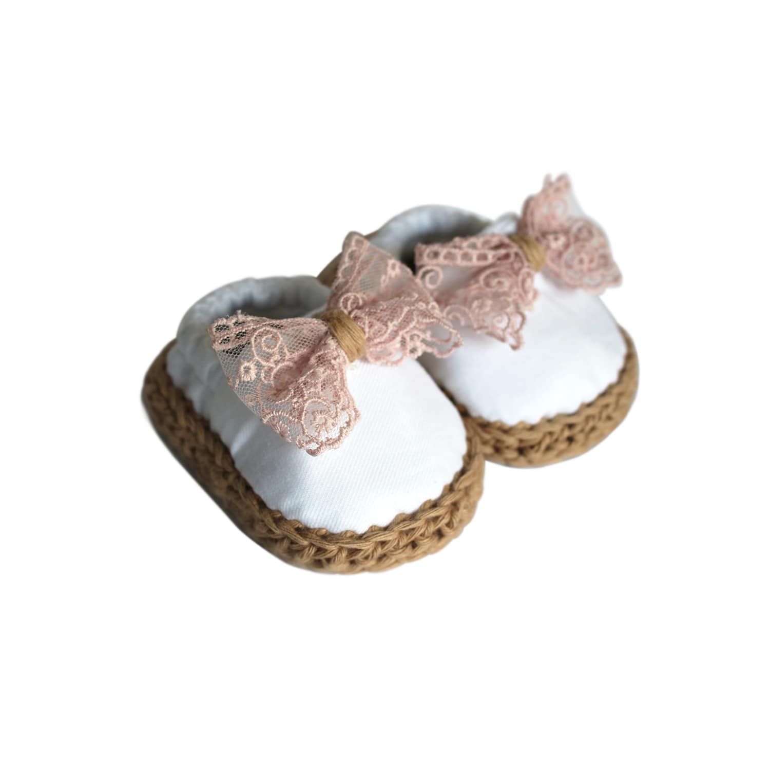 Baby shoes for girls in white with lace bow and flexible woven sole