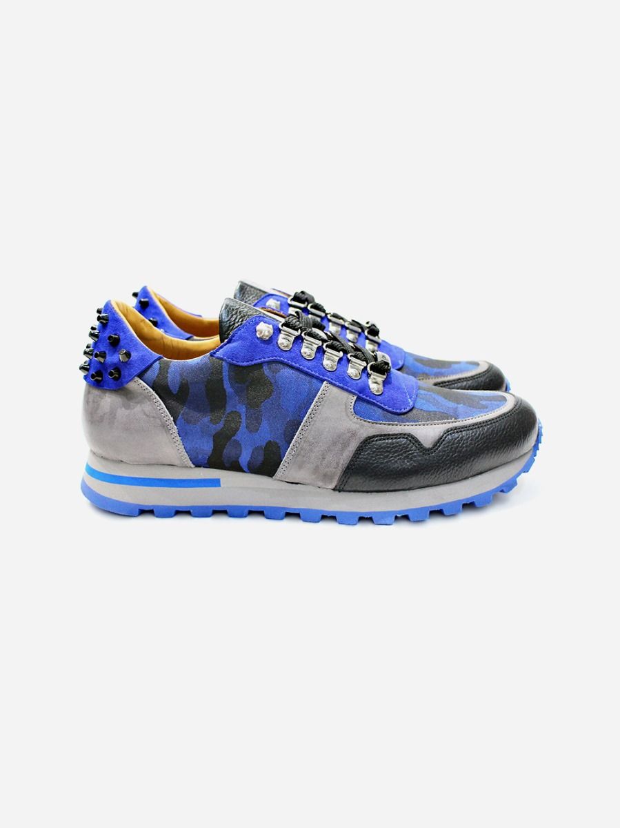 Blue sneakers with camouflage print and studs details. Clips on the shoelaces. Two-toned sole. Lace closure.
