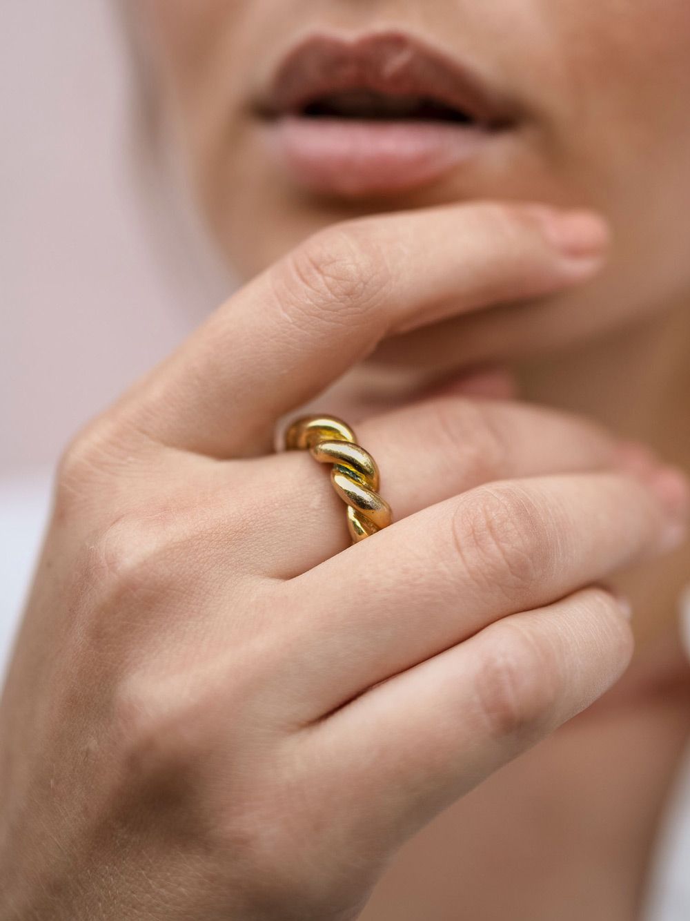 Anel Twisted Dourado | Mesh Jewellery 