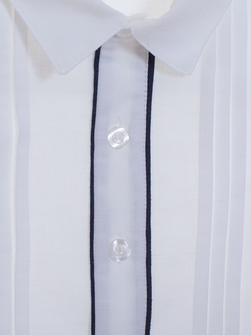 Camisa de linho branco com detalhes em azul marinho