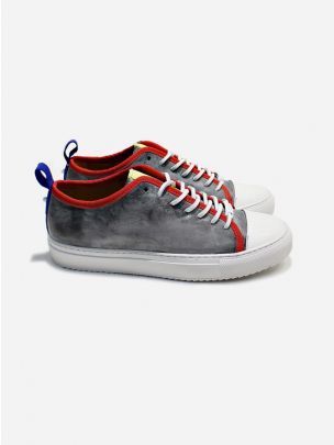 Leather sneakers with grey print with red detail. Contrasting white sole. Lace closure. Pull tab at back.