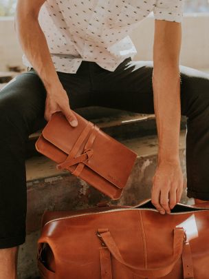 Capa Castanha para Tablet/Documentos Alvados | Ideal & Co